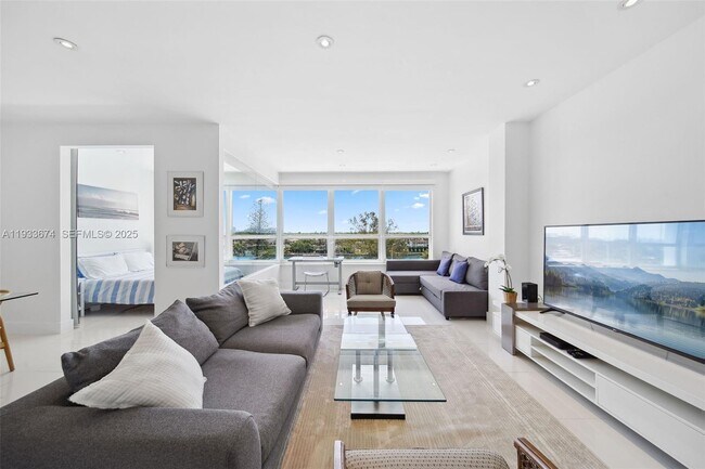 Building Photo - 4925 Collins Ave Unit 5H