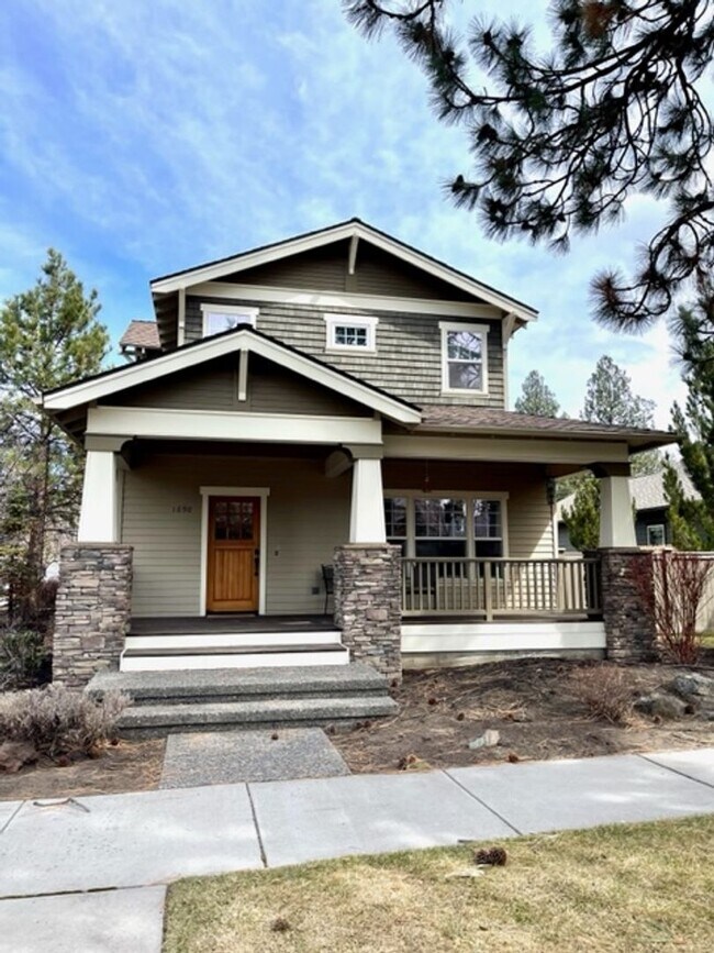 Building Photo - 1690 N W Lepage Pl Unit #1