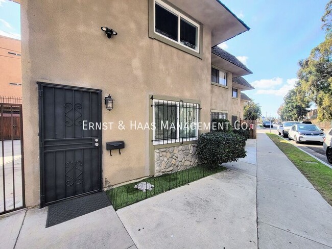 Beautifully Remodeled 2 Story Townhome wit... - Beautifully Remodeled 2 Story Townhome wit... Unit #4