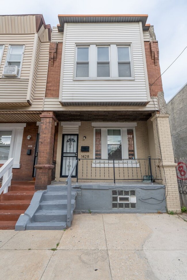 Building Photo - Newly rehabbed 3 bedroom 1.5 bath unit Rental