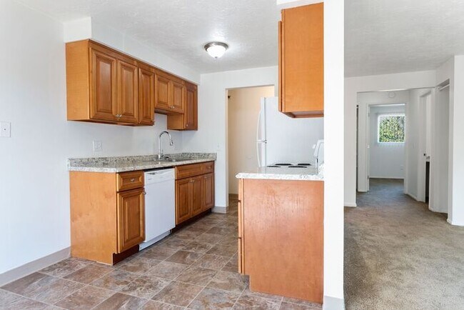 Photo - 2 Bedroom unit close to everything! Unit h... Casa