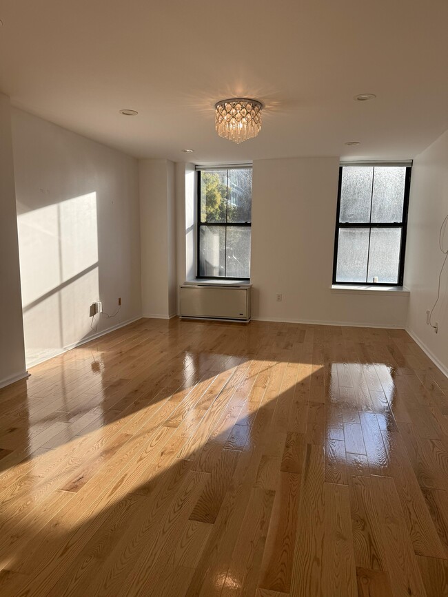 Spacious Living room with high ceiling - 1 Greene St