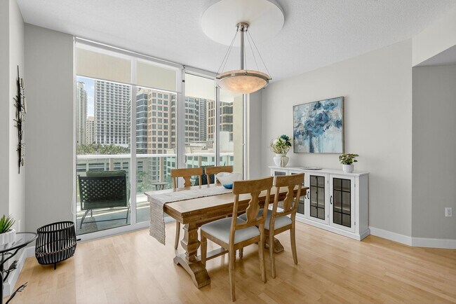 Photo - 350 SE 2nd St Unidad 1030