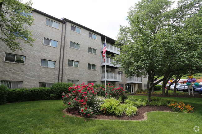 Fox Hills North - Fox Hills North Apartments