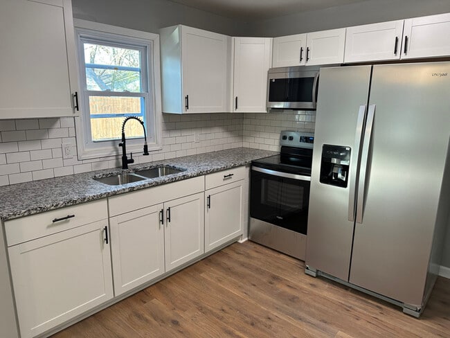 Building Photo - 123 S Sam Davis Ave