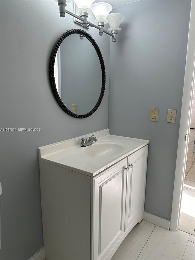 Photo - 1080 N Franklin Ave Unit 1080B