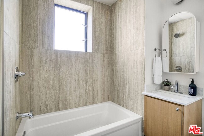 Photo - 1822 Overland Ave Unit 301