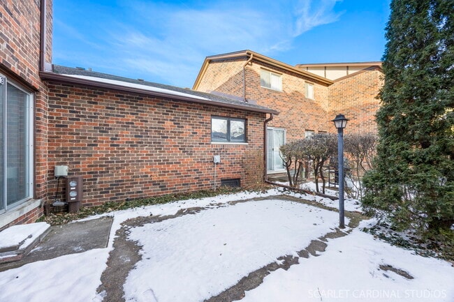 Photo - 1S213 Holyoke Ln