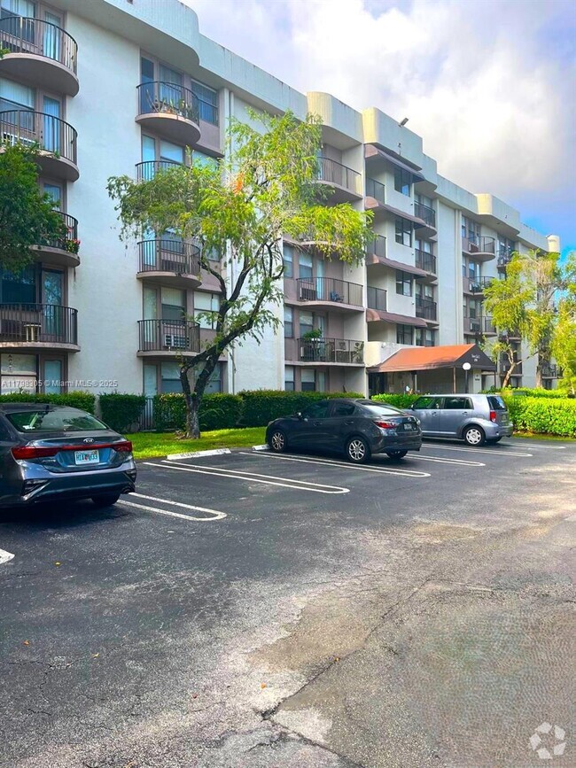 Building Photo - 2701 Riverside Dr Unit 203-B Rental