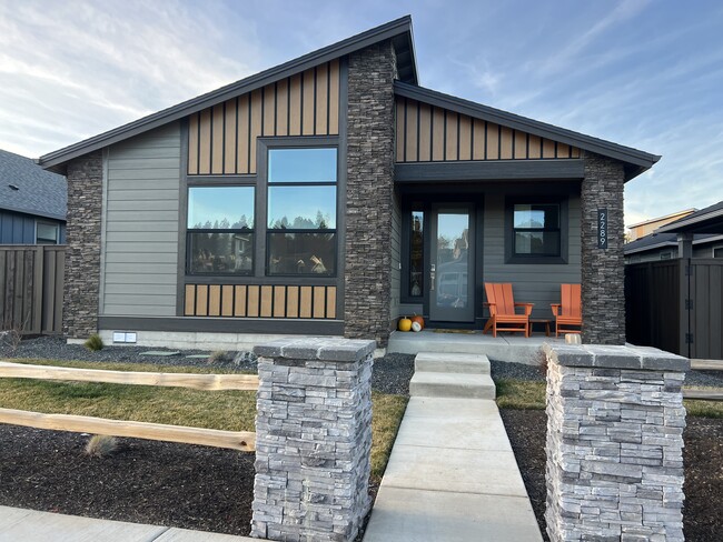 Building Photo - 2289 NW Skyline Ranch Rd Rental