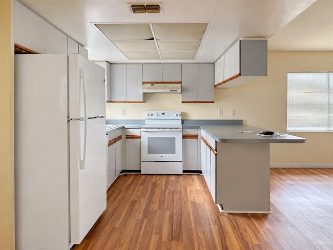 1613 28th St W