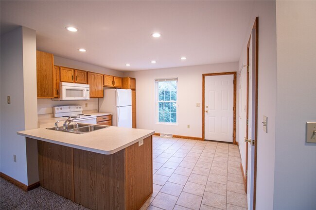 9007 Main St