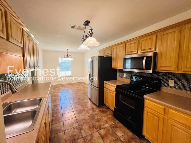 Photo - 3 Bed/2 Bath Home with Garage / Pet-Friendly / Vouchers Accepted / Available Now!