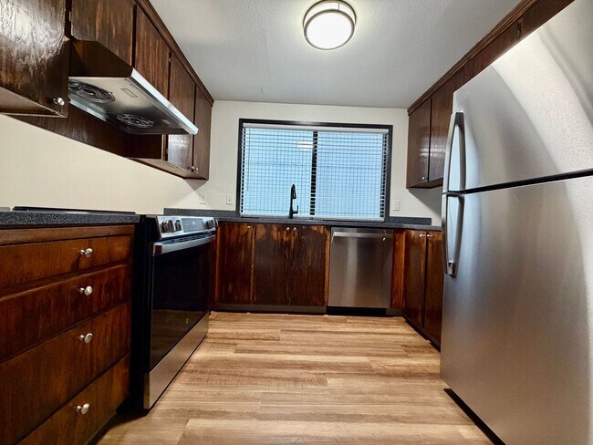 Building Photo - **$1000 DEPOSIT + FREE FIRST MONTH'S RENT** Spacious Townhouse in the Heart of Garden Home~ New L... Unit 4461