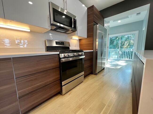 Photo - Luxury 4 Bed/2 Bath, LAUNDRY IN-UNIT, Newl... Unidad 3