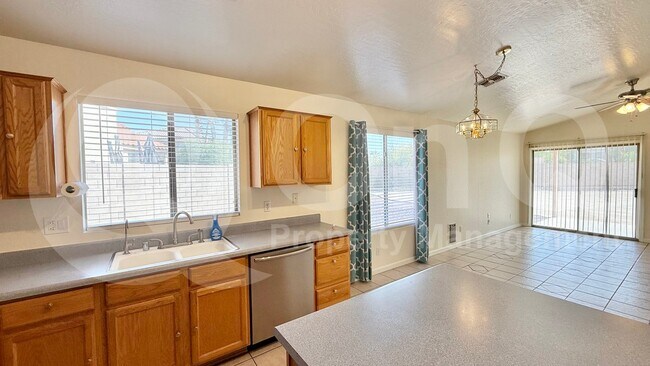 Photo - 417 E Cantebria Dr