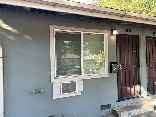 Building Photo - Remodeled Studio Near Sutter Park & Tower ... Unit C