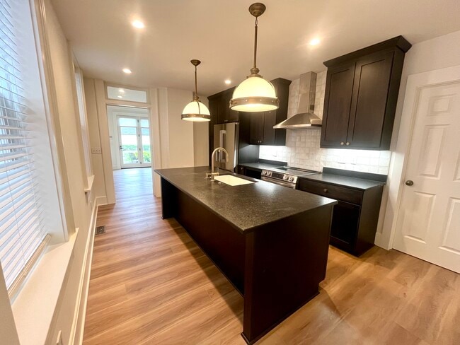 Photo - 670 Mohawk St