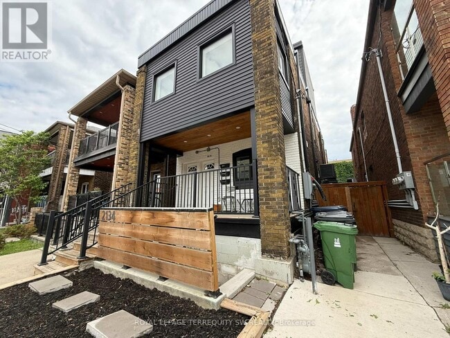 Photo - 2134 Dundas St W