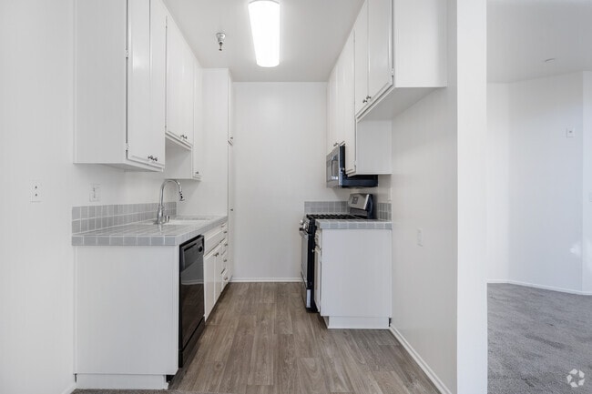 1BR, 1BA 2 BR- 850SF - Kitchen