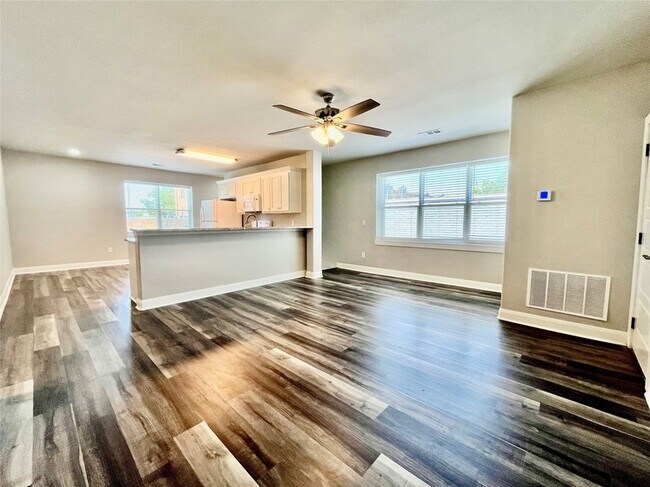 311 S Locust St Unidad 205
