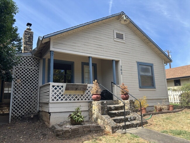Building Photo - Adorable vintage 2-bed home on a quiet side street close to downtown Placerville!