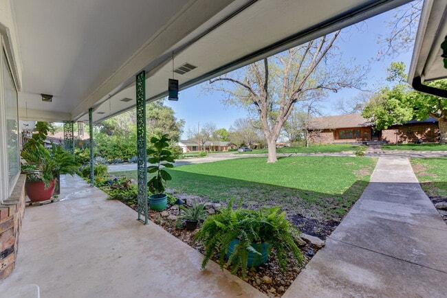 Photo - 210 Live Oak Dr