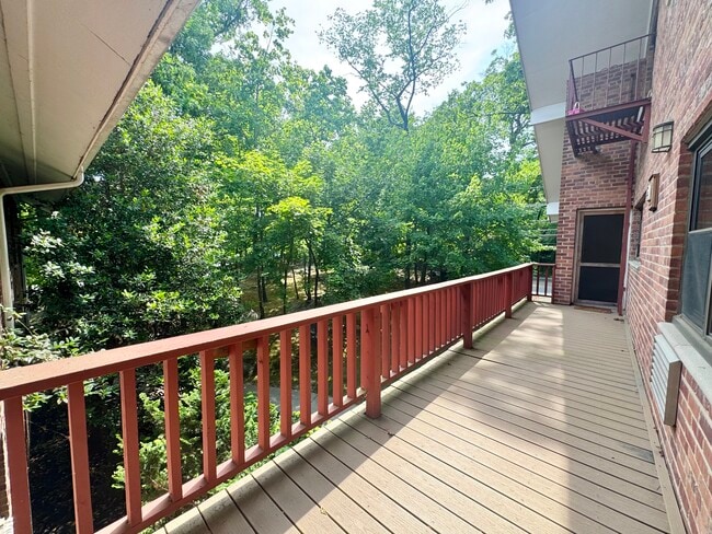 125 A7 huge 30 ft deck! - Rye Village Apartments