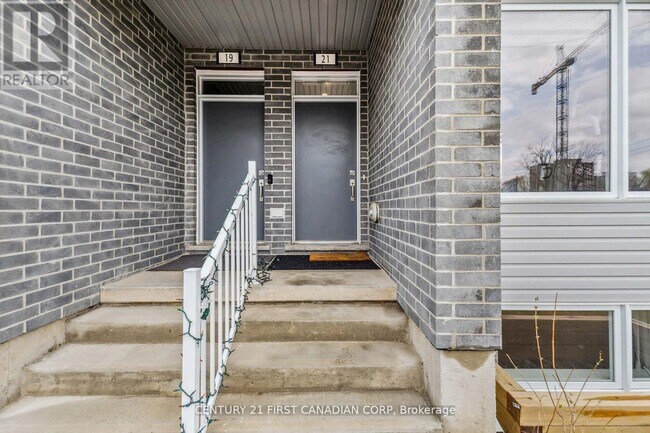 Photo - 990 Deveron Crescent