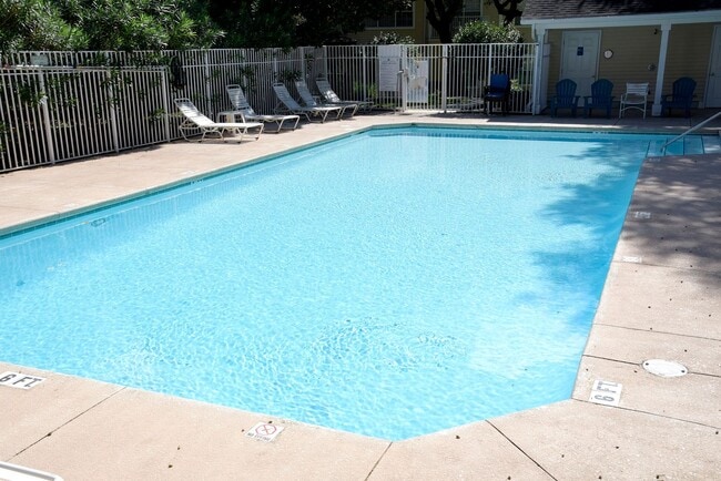 Building Photo - Rare 3 Bedroom Condo in Niceville!