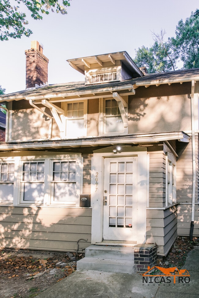 Photo - 2097 Summit St