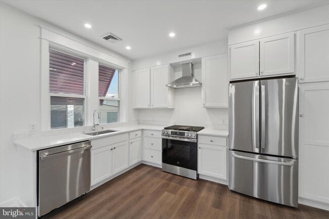 Photo - 1049 W Lancaster Ave