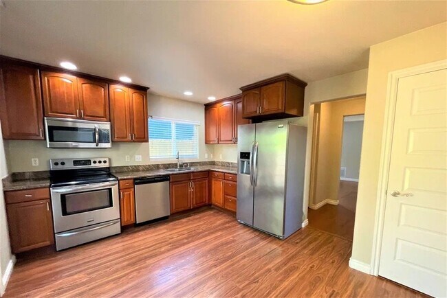 Photo - 325 Lind Ave SW Unit 1