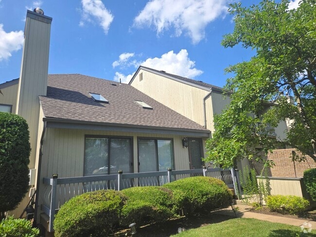 Building Photo - Amenities abound! Spacious, 2-bed & 2.5-ba... Rental