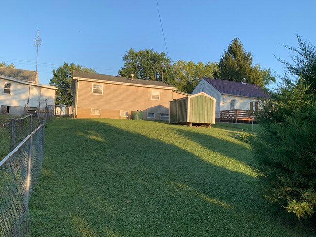 Photo - 108 N School St