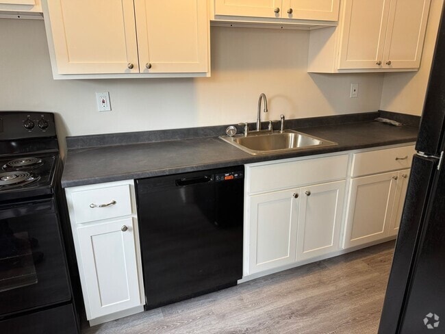 Building Photo - 2 Bedroom Townhouse Unit D-06