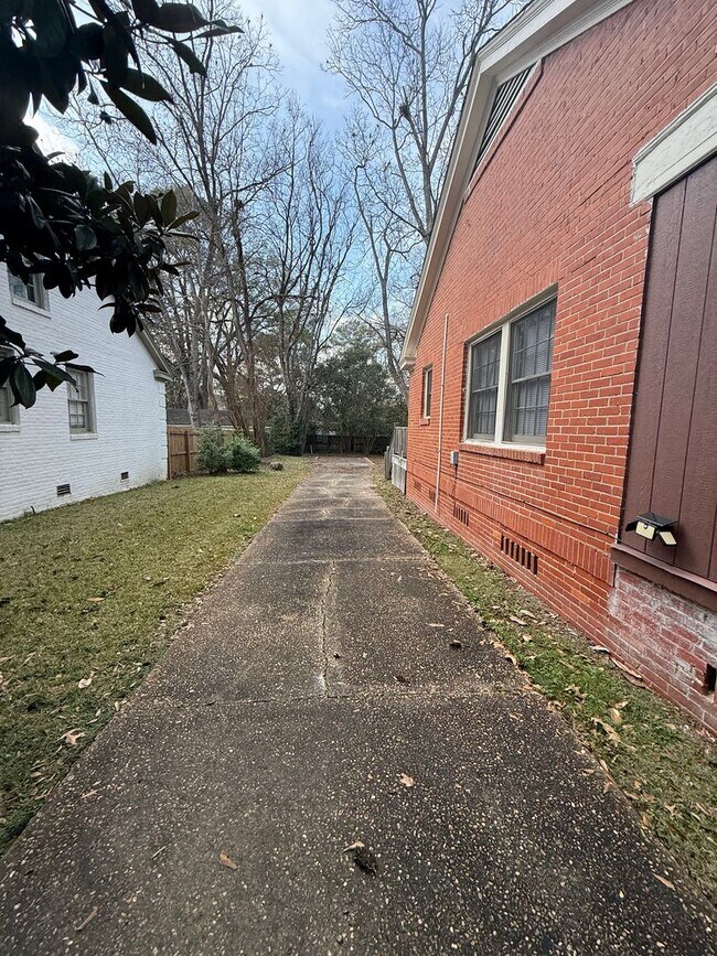 Photo - ** 3 Bed 2 Bath Located beside Huntingdon ** Call 334-366-9198 to schedule a self tour