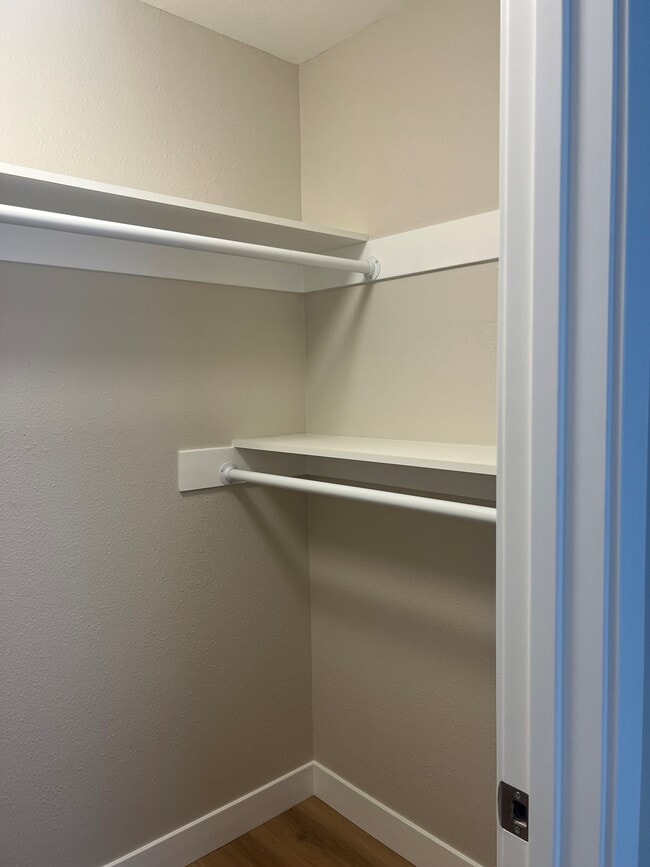 walk in closet - 2059 S Nautical St Apartamentos