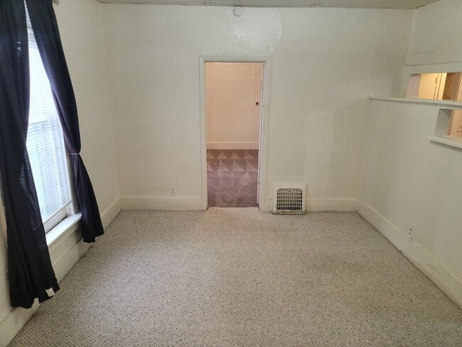 Photo - 2220 E Walnut St Unidad Apt 1