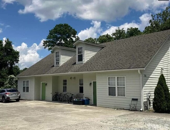 Building Photo - 700 Sykes St Unit B