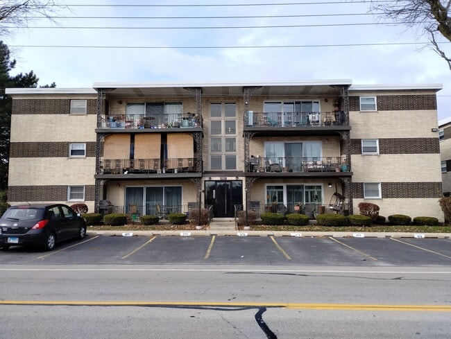 front of building - parking#274 - 301 E Plainfield Rd Unit LaGrange condo