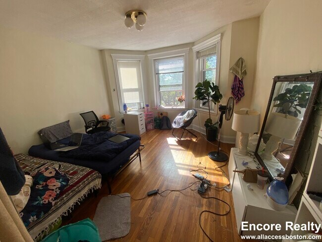 Photo - 364 Riverway Unidad 23