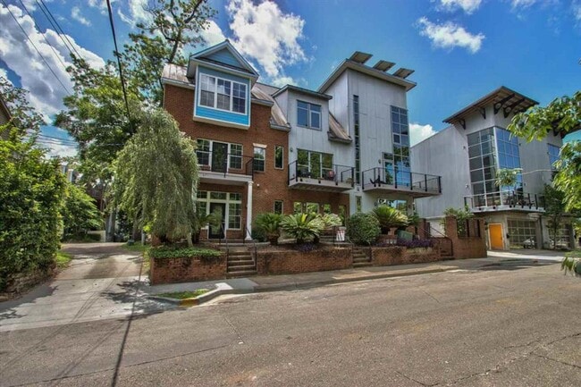 3/3 Townhome off of Gaines st. Available f... - 3/3 Townhome off of Gaines st. Available f...