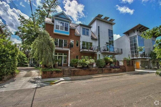 Building Photo - 2 bedroom/3 bath Townhome with extra room/...