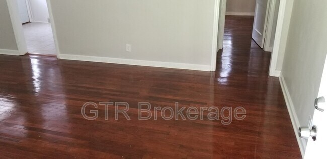 Photo - 1533 Alder Ln SW