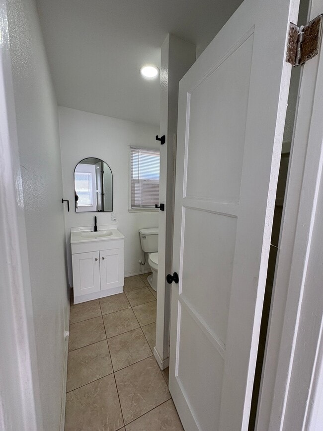 737 W Vernon Dr