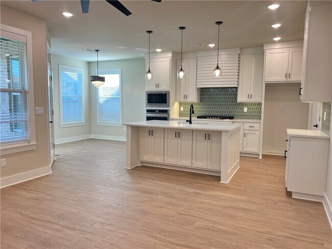 Photo - 970 Moksha St