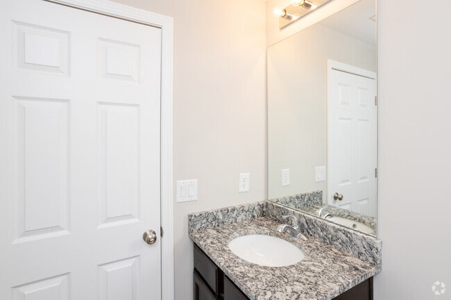 2BR, 2BA - 1,192 SF - Bathroom