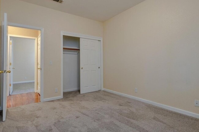 Dormitorio 2 - 509 Mace Blvd