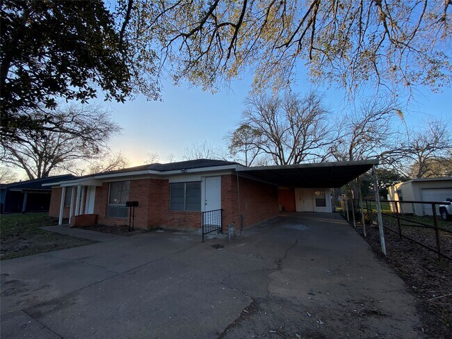 Photo - 1105 Alice St
